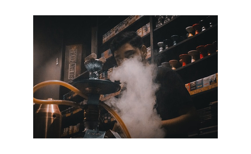 Melaza y carbón para shisha: cómo elegir los mejores accesorios para una experiencia perfecta